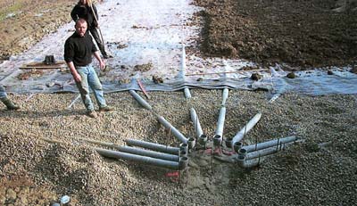 Station d'assainissement rustique de type fosse septique toutes eaux, filtre pouzzolane, filtre à sable vertical drainé étanche et rejet dans une zone naturelle de dissipation.